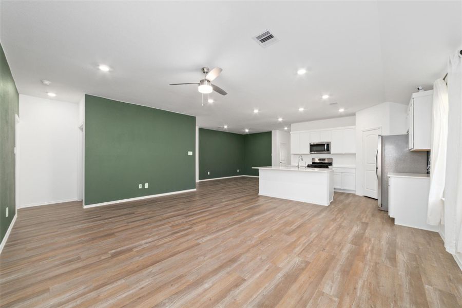 Spacious, unfurnished interior of a new home in Sunterra, Katy (Image 25).