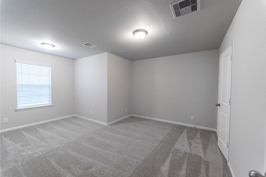 Spacious, unfurnished interior of a new home in Creekhaven, Iowa Colony (Image 35).