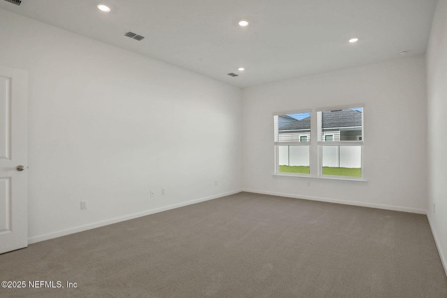 Spacious, unfurnished interior of a new home in Jennings Farm, Middleburg (Image 37).