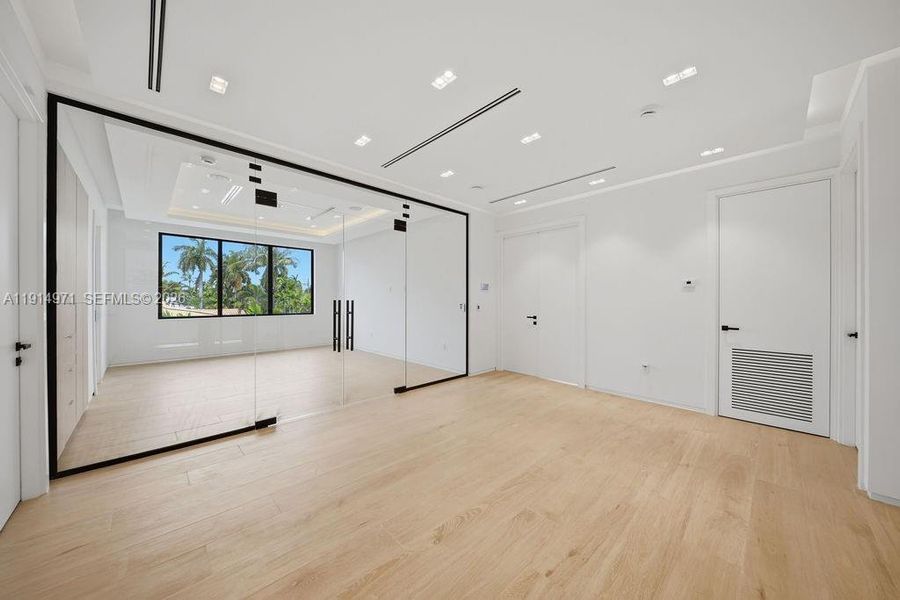 Spacious, unfurnished interior of a new home in , Fort Lauderdale (Image 25).