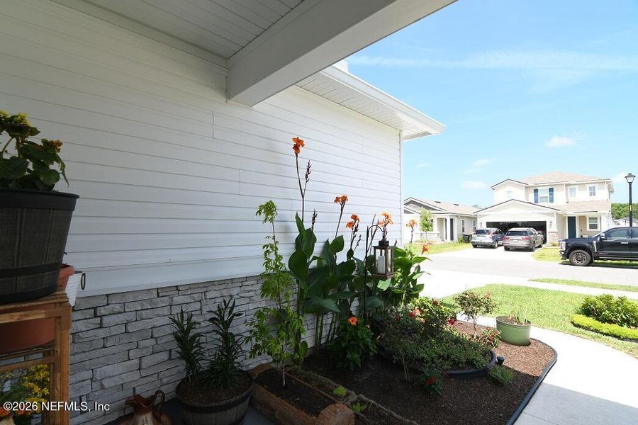 Exterior details and patio area of a home in Forest Crest, Jacksonville (Image 28).