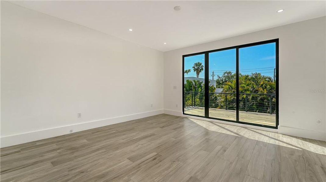 Spacious, unfurnished interior of a new home in , Sarasota (Image 47).