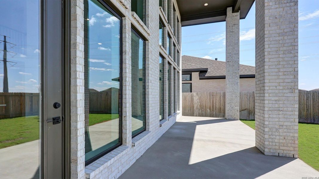 Exterior details and patio area of a home in Haby Hill, San Antonio (Image 4).