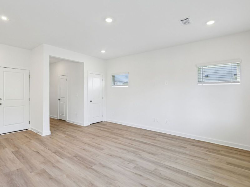 Spacious, unfurnished interior of a new home in Bear Springs, Columbia (Image 8).