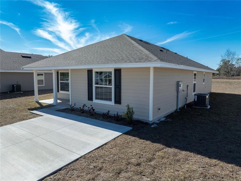 Exterior details and patio area of a home in Rolling Hills, Bell (Image 20).