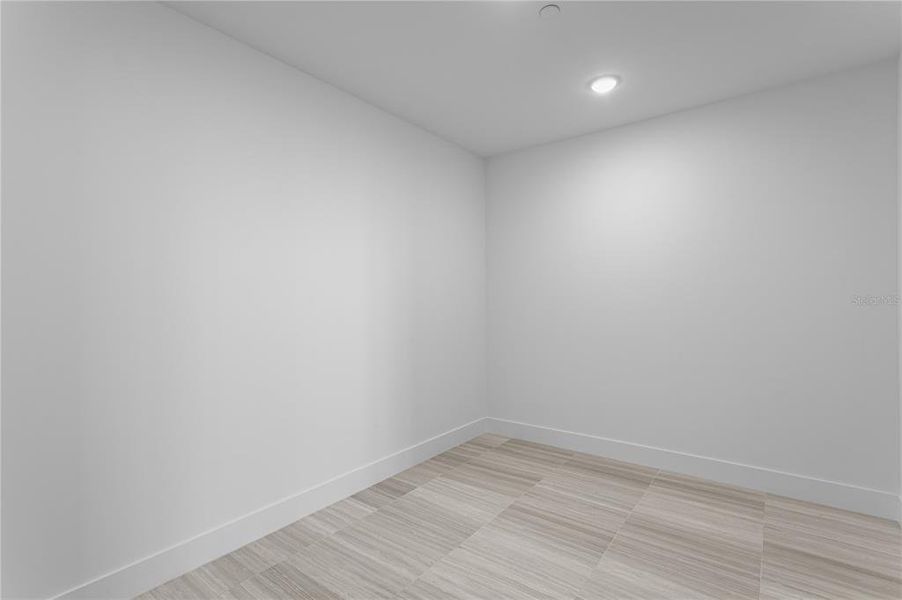 Spacious, unfurnished interior of a new home in , Tampa (Image 29).