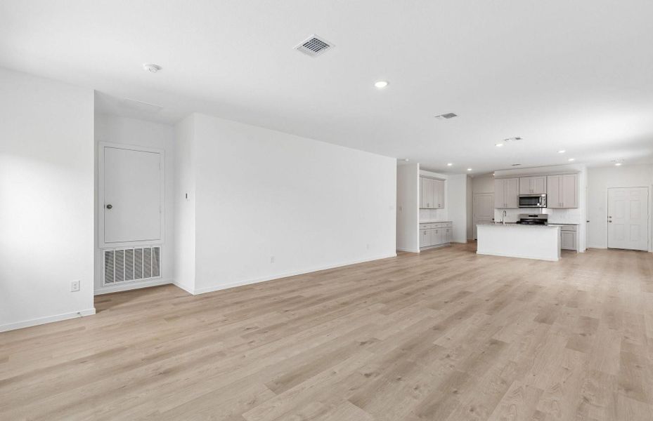 Spacious, unfurnished interior of a new home in Stokesbury, Waller (Image 27).