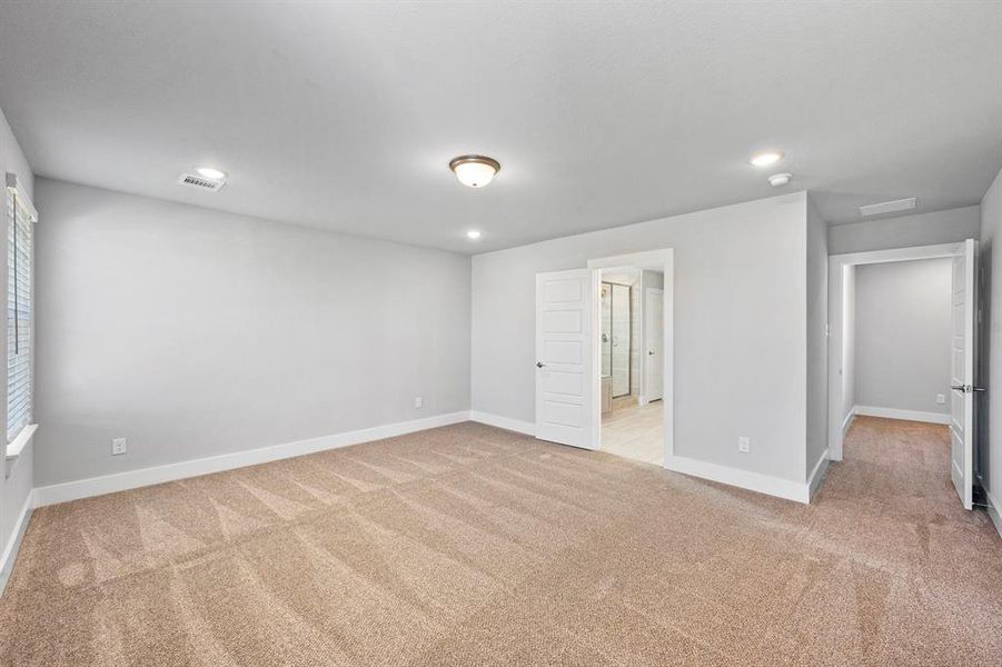 Spacious, unfurnished interior of a new home in Heritage Towne, Grand Prairie (Image 32).