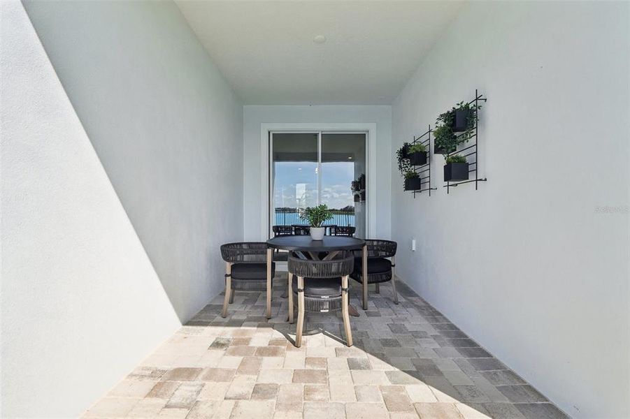 Exterior details and patio area of a home in Isla Mirada, San Antonio (Image 3).