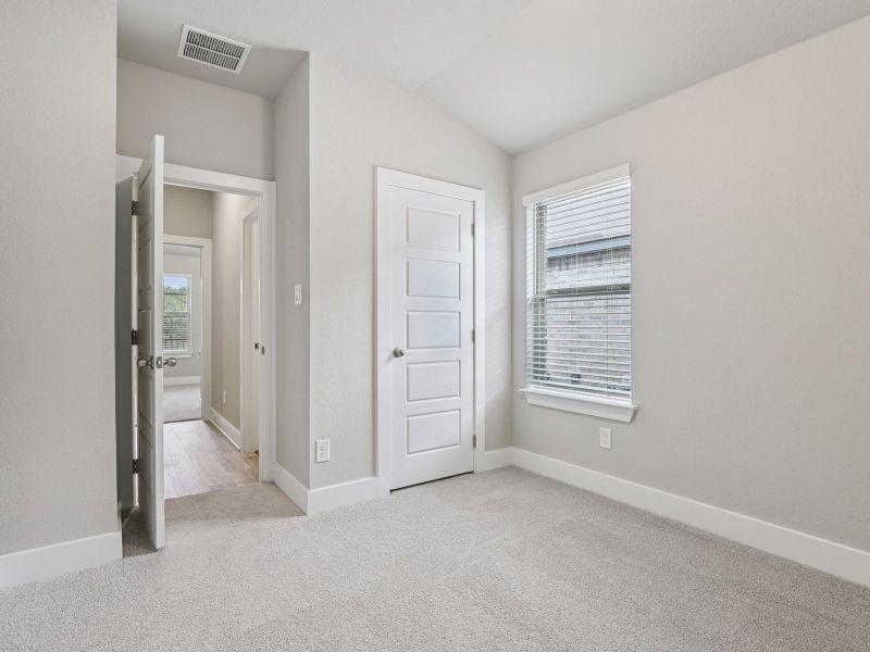 Spacious, unfurnished interior of a new home in Remington Ranch, San Antonio (Image 27).