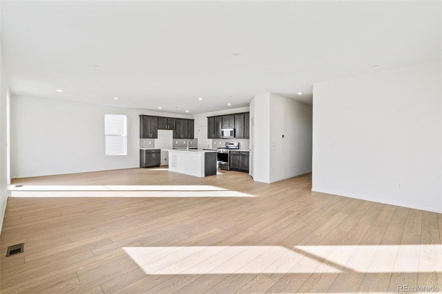 Spacious, unfurnished interior of a new home in Turnberry, Commerce City (Image 27).