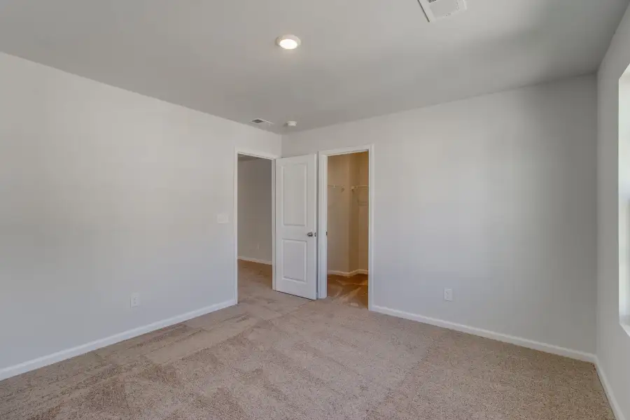 Spacious, unfurnished interior of a new home in Bluefield, Lexington (Image 31).