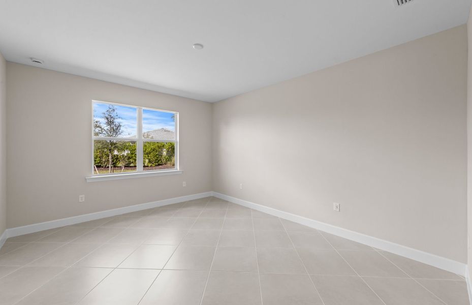 Spacious, unfurnished interior of a new home in Del Webb Oak Creek, North Fort Myers (Image 15).