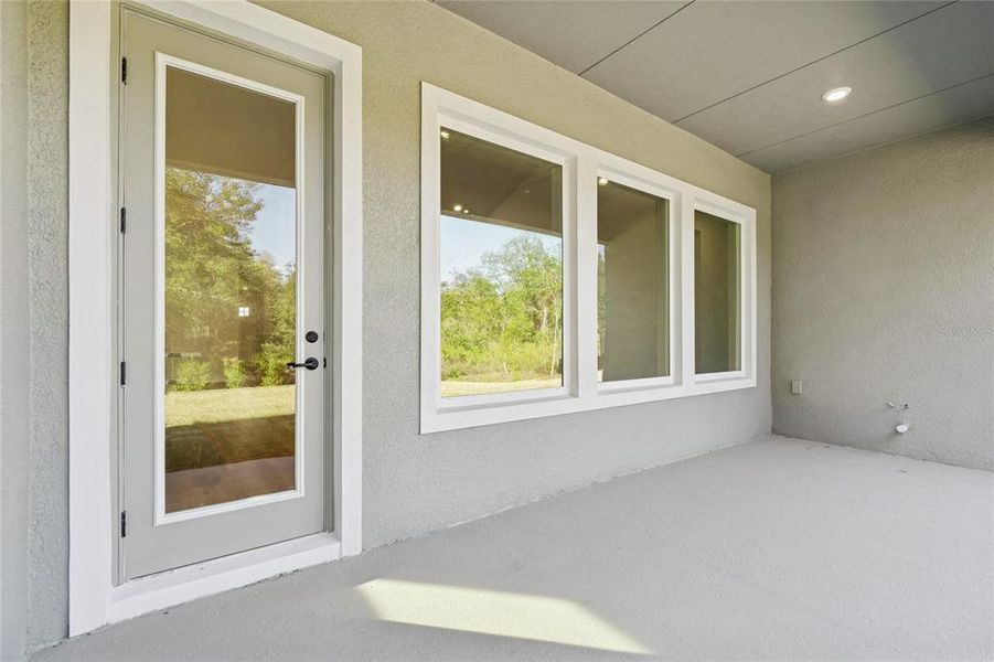 Exterior details and patio area of a home in Chapel Crossings, Wesley Chapel (Image 22).