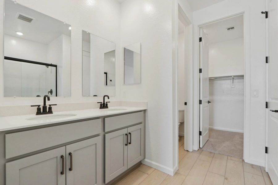 Primary bath. Finishes and options may vary by community. Primary bath. Finishes and options may vary by community.