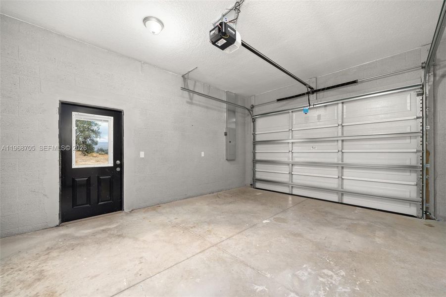 Spacious, unfurnished interior of a new home in , Avon Park (Image 23).