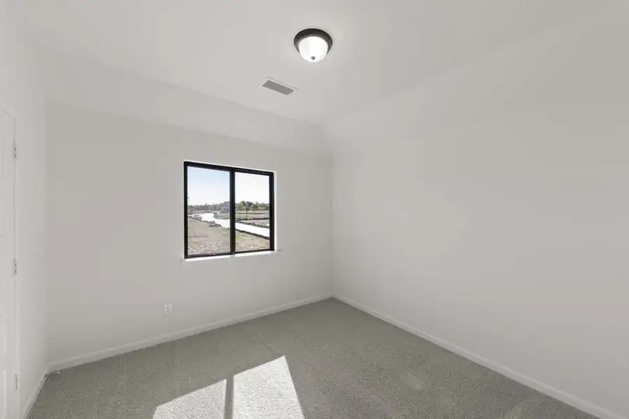 Spacious, unfurnished interior of a new home in Park Hills, Rockwall (Image 27).