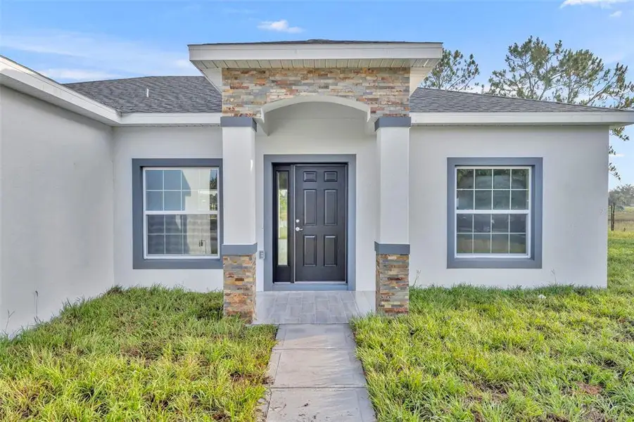 Exterior details and patio area of a home in , Deltona (Image 3).