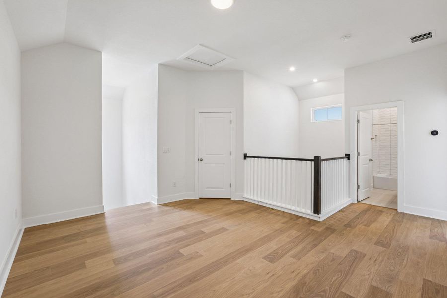 Spacious, unfurnished interior of a new home in Persimmon, Buda (Image 17). Spacious, unfurnished interior of a new home in Persimmon, Buda (Image 17).