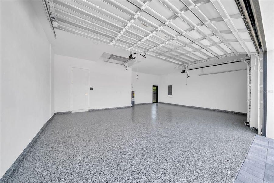 Spacious, unfurnished interior of a new home in , Cape Coral (Image 44).