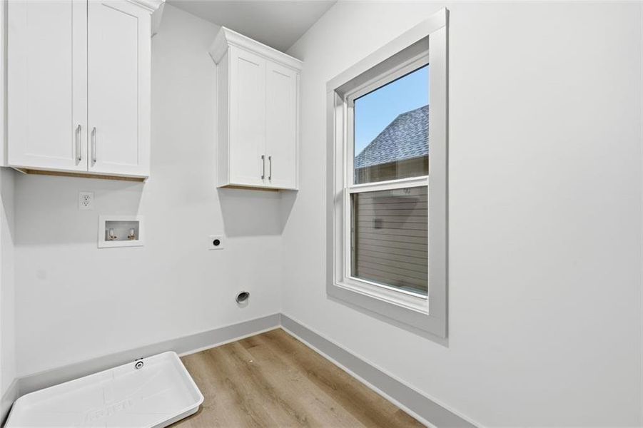 Spacious, unfurnished interior of a new home in , Athens (Image 28).