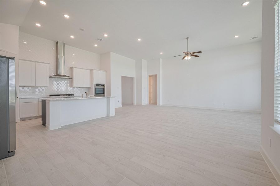 Spacious, unfurnished interior of a new home in Lago Mar, Texas City (Image 37).