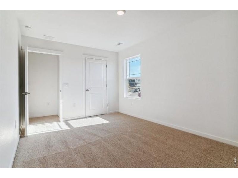 Spacious, unfurnished interior of a new home in Lakeside Canyon, Mead (Image 21).