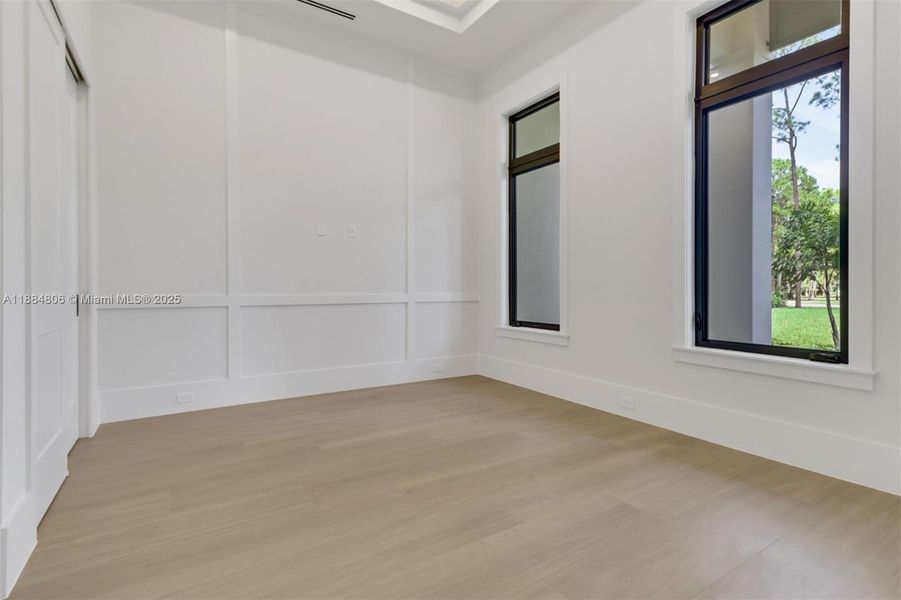 Spacious, unfurnished interior of a new home in , Naples (Image 25).
