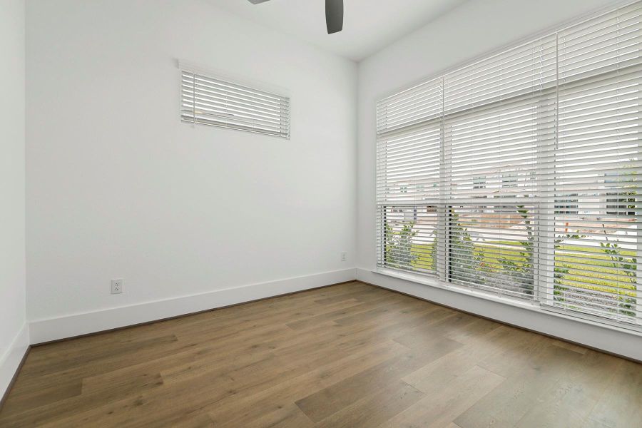 Spacious, unfurnished interior of a new home in Hallimore Ranch, Rosenberg (Image 13).