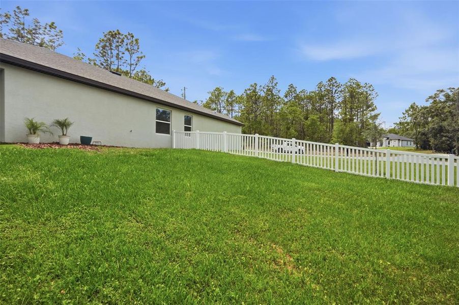 Exterior details and patio area of a home in , Homosassa (Image 4).