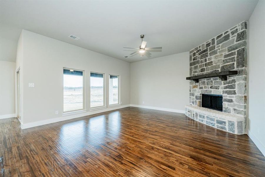 Spacious, unfurnished interior of a new home in , Celeste (Image 34).