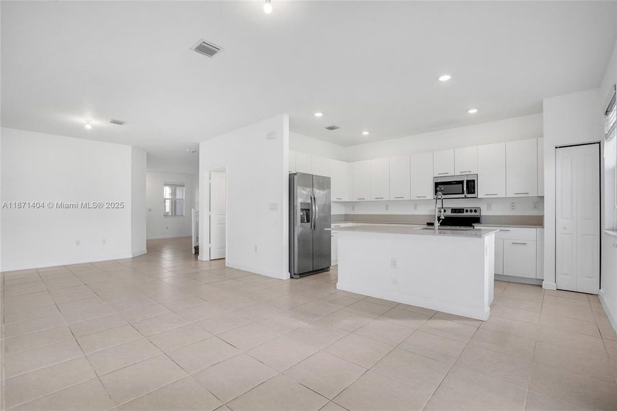 Spacious, unfurnished interior of a new home in , Miami (Image 4).