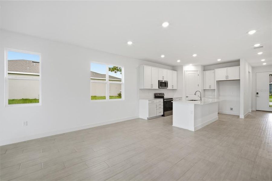 Spacious, unfurnished interior of a new home in Glen Lakes, Weeki Wachee (Image 33).