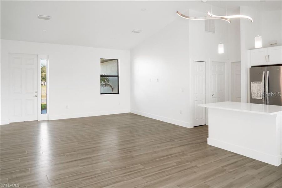 Spacious, unfurnished interior of a new home in , Cape Coral (Image 8).