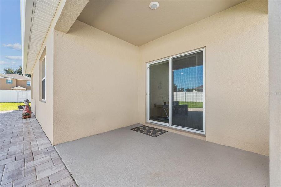 Exterior details and patio area of a home in Oak Pointe, Apopka (Image 24).