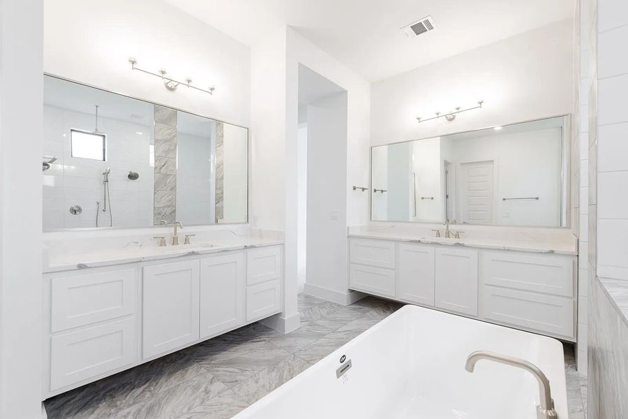 Lynmar II D Primary bath Lynmar II D Primary bath