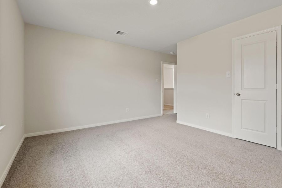 Spacious, unfurnished interior of a new home in Pinewood Trails, Cleveland (Image 14).