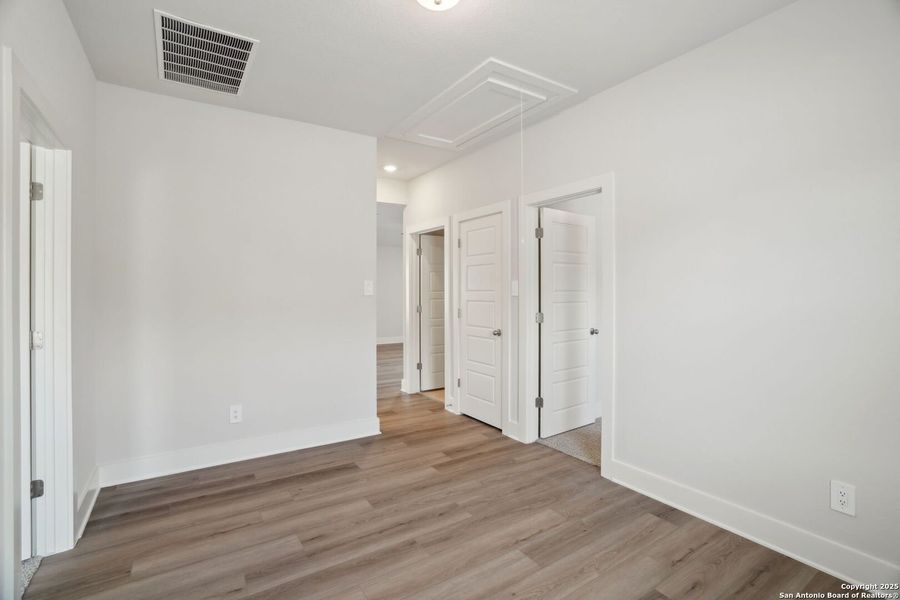 Spacious, unfurnished interior of a new home in Thomas Pond, San Antonio (Image 27). Spacious, unfurnished interior of a new home in Thomas Pond, San Antonio (Image 27).