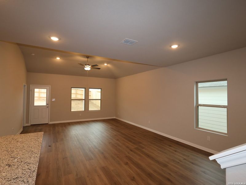 Spacious, unfurnished interior of a new home in Mesquite Ridge, San Antonio (Image 16).