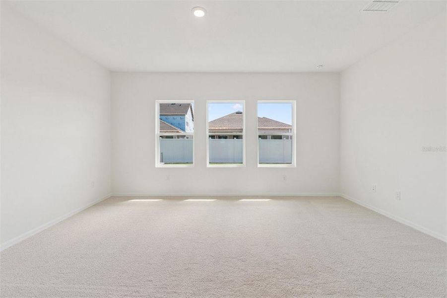 Spacious, unfurnished interior of a new home in Eastlyn, Bradenton (Image 9).
