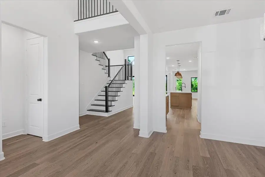 Spacious, unfurnished interior of a new home in , Missouri City (Image 39).
