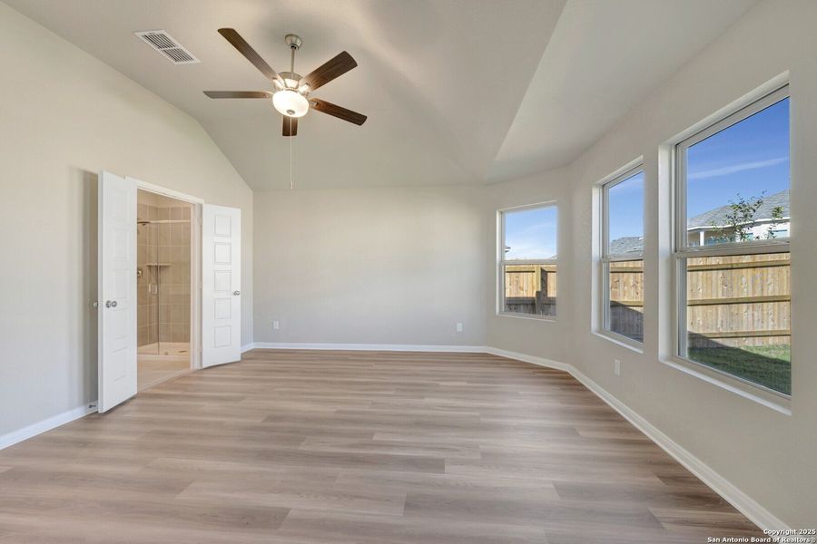 Spacious, unfurnished interior of a new home in Greenspoint Heights, Seguin (Image 36).