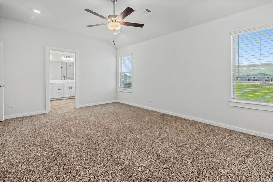Spacious, unfurnished interior of a new home in Glendale Lakes, Rosharon (Image 18).