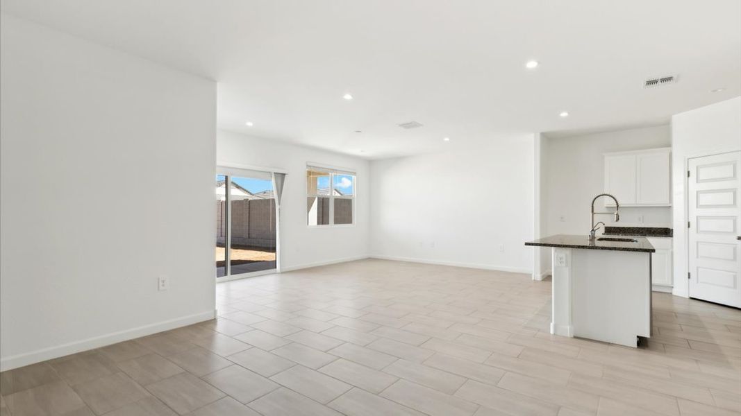 Spacious, unfurnished interior of a new home in Sorrento, Maricopa (Image 9).