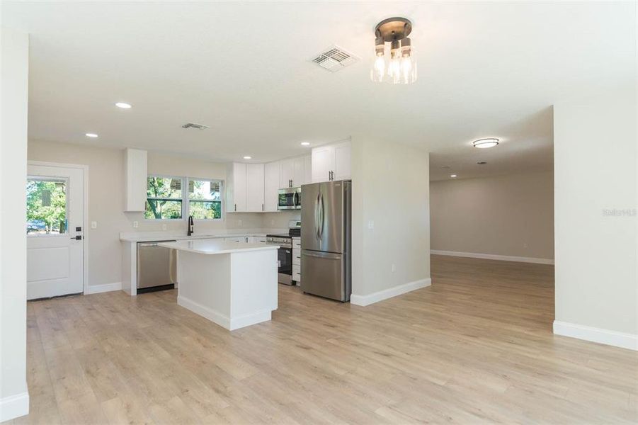 Spacious, unfurnished interior of a new home in , Dade City (Image 33).