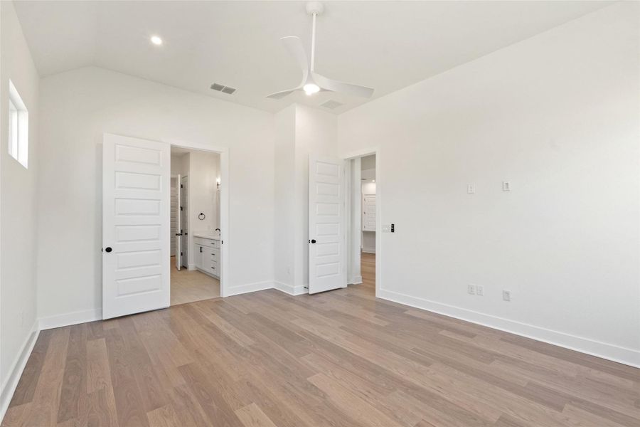 Spacious, unfurnished interior of a new home in Persimmon, Buda (Image 24).