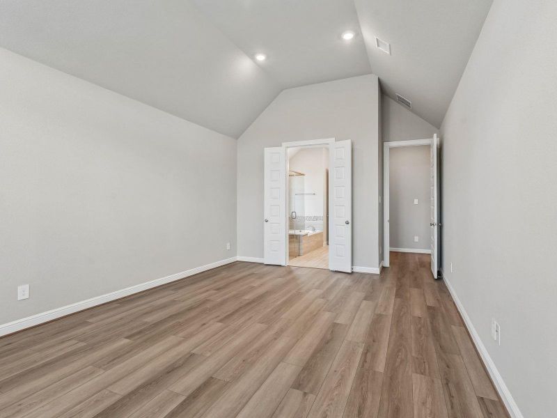 Spacious, unfurnished interior of a new home in Massey Oaks - Estate Series, Pearland (Image 31).