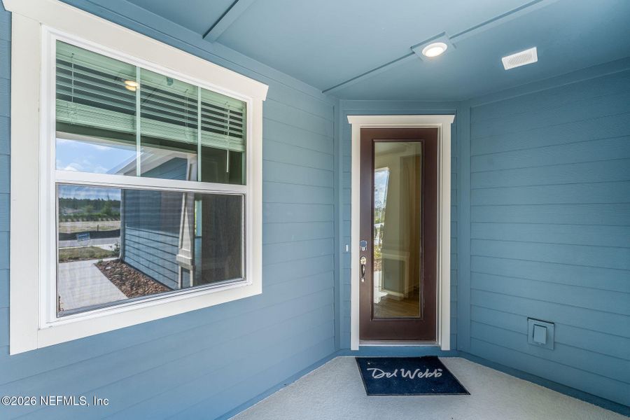 Exterior details and patio area of a home in , Yulee (Image 3).