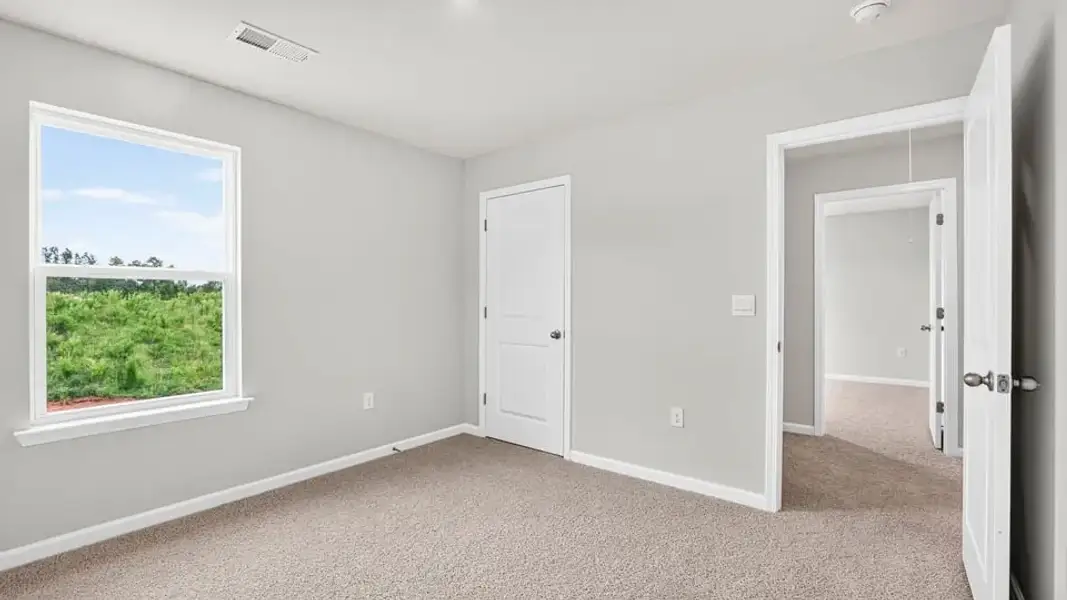 Spacious, unfurnished interior of a new home in Trailside Run, Spartanburg (Image 31).