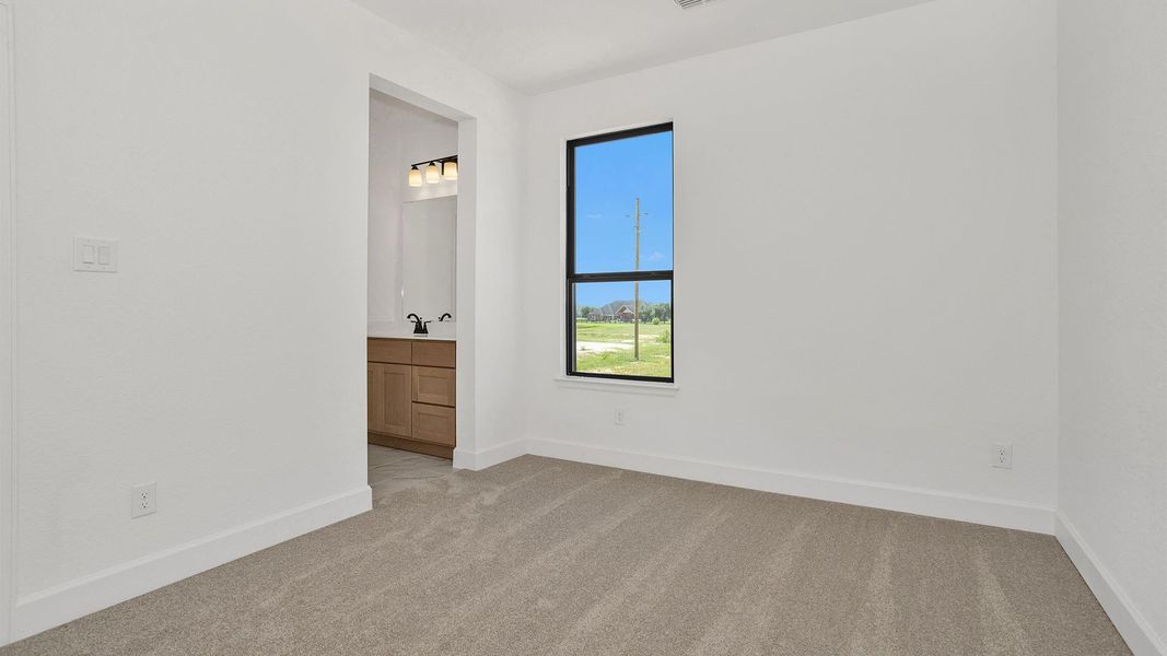 Spacious, unfurnished interior of a new home in Lakes of Cane Island, Katy (Image 7).